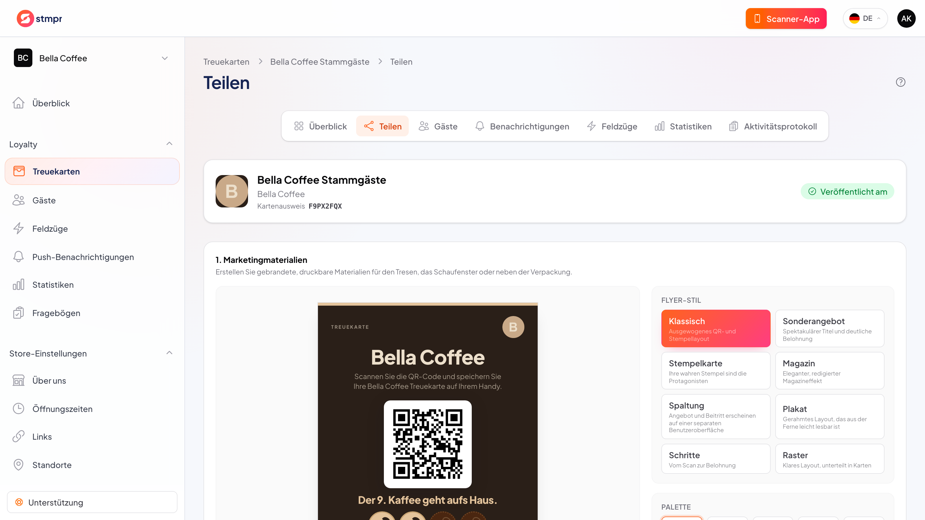 Smartphone speichert eine Kundenkarte in der Wallet-App, daneben schweben QR-Code- und Häkchen-Icons