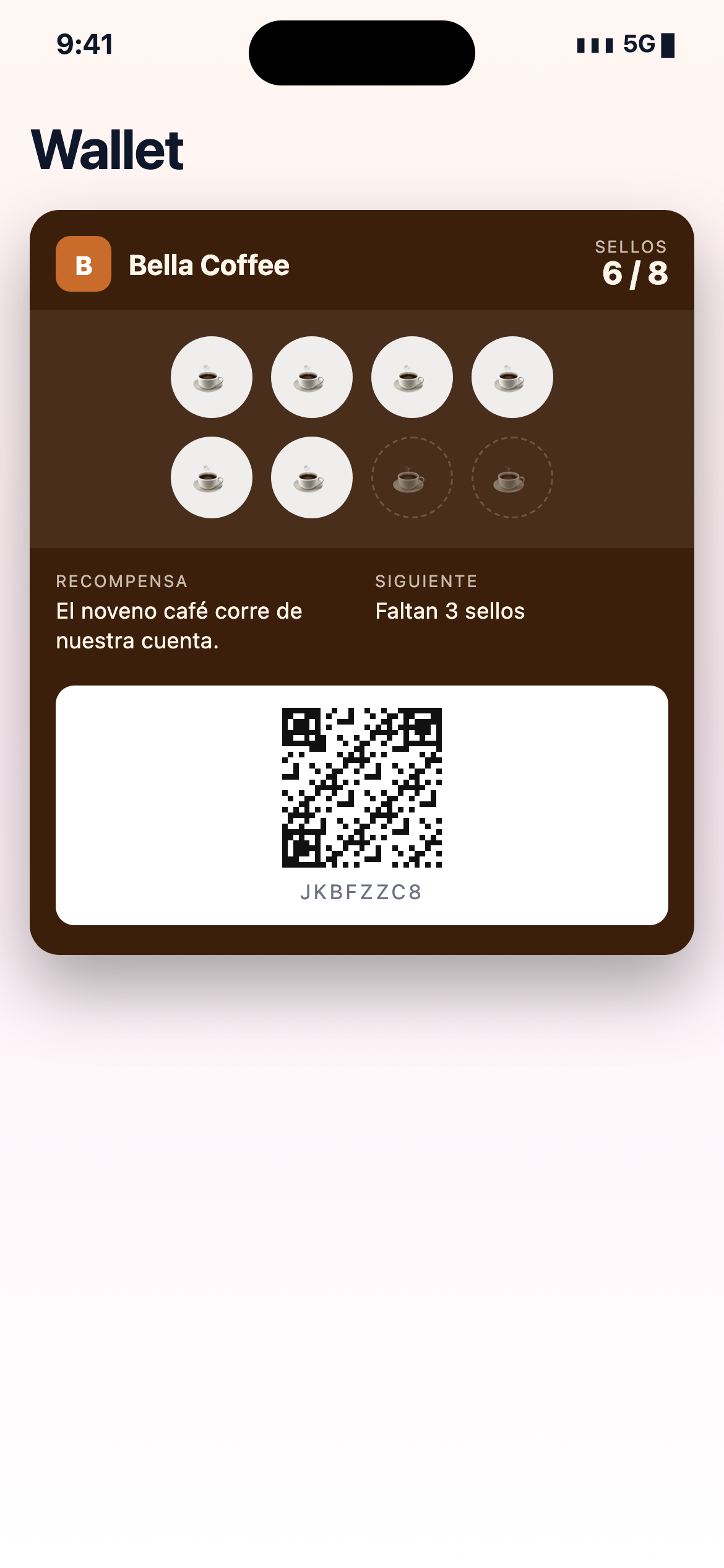 Mano sosteniendo un móvil con una tarjeta de sellos digital, junto a un reloj inteligente con la misma tarjeta de fidelidad