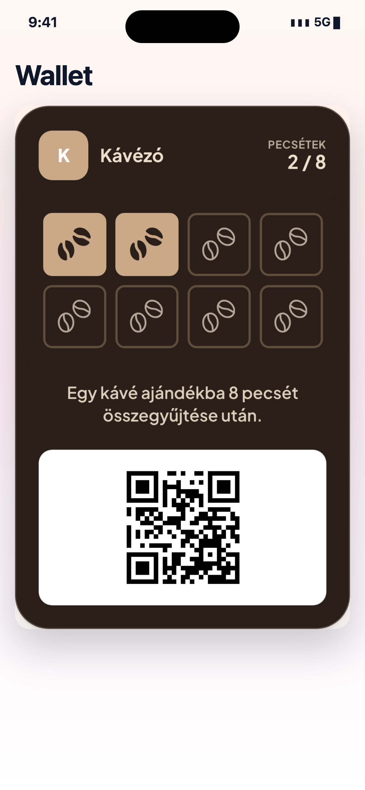 Kéz tart egy telefont digitális pecsétkártyával, mellette okosóra ugyanazzal a hűségkártyával