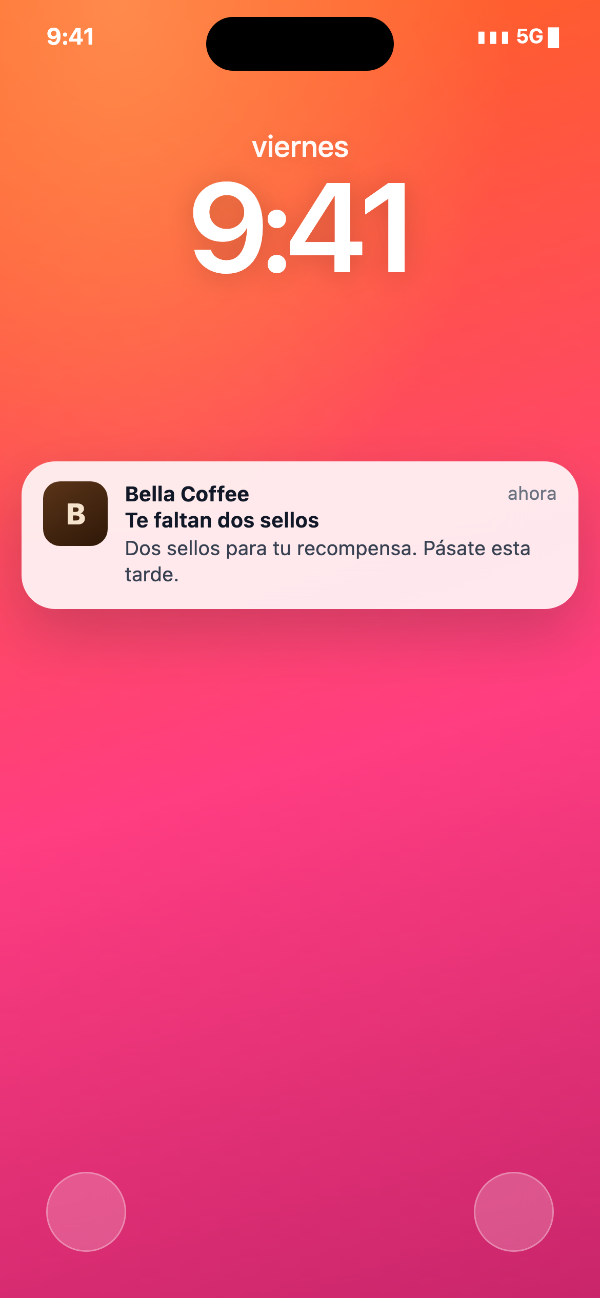Móvil sobre una mesa con una tarjeta de notificación push flotando sobre la pantalla de bloqueo