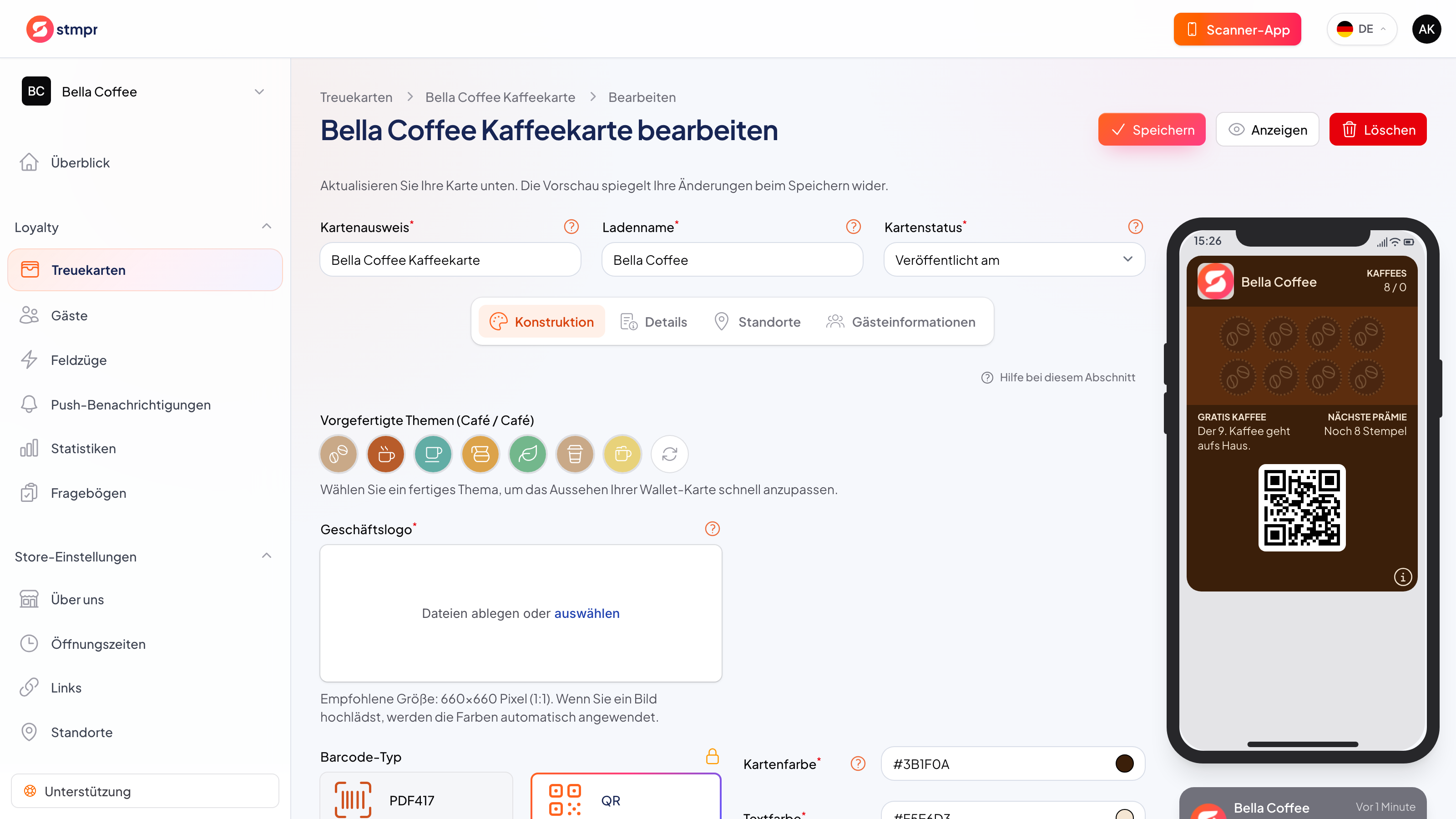 Karten-Editor mit Farbfeldern und Icon-Auswahl neben einem Smartphone mit der fertigen gebrandeten Karte