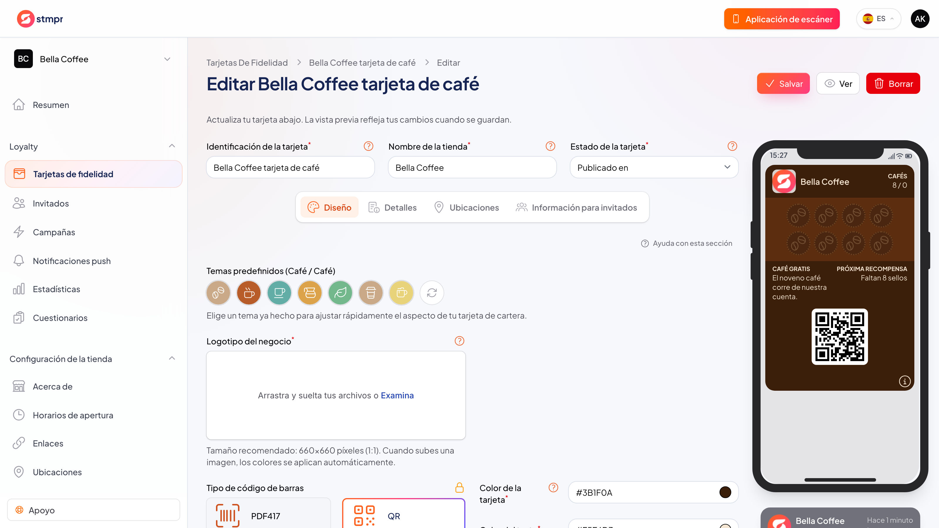 Editor de tarjetas con muestras de color y un selector de iconos junto a un móvil que muestra la tarjeta personalizada terminada