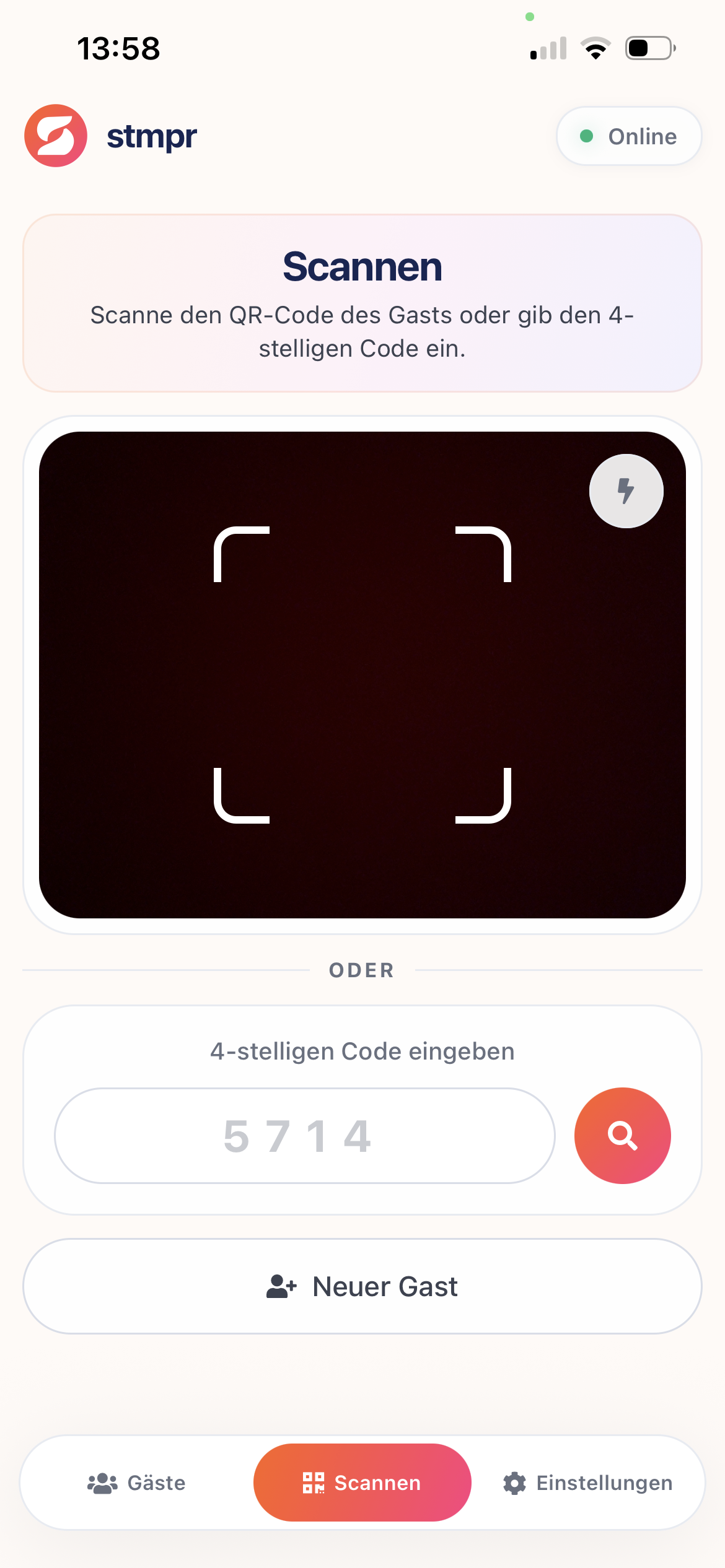 Zwei Smartphones über einer Theke, eines zeigt einen QR-Code, das andere scannt ihn