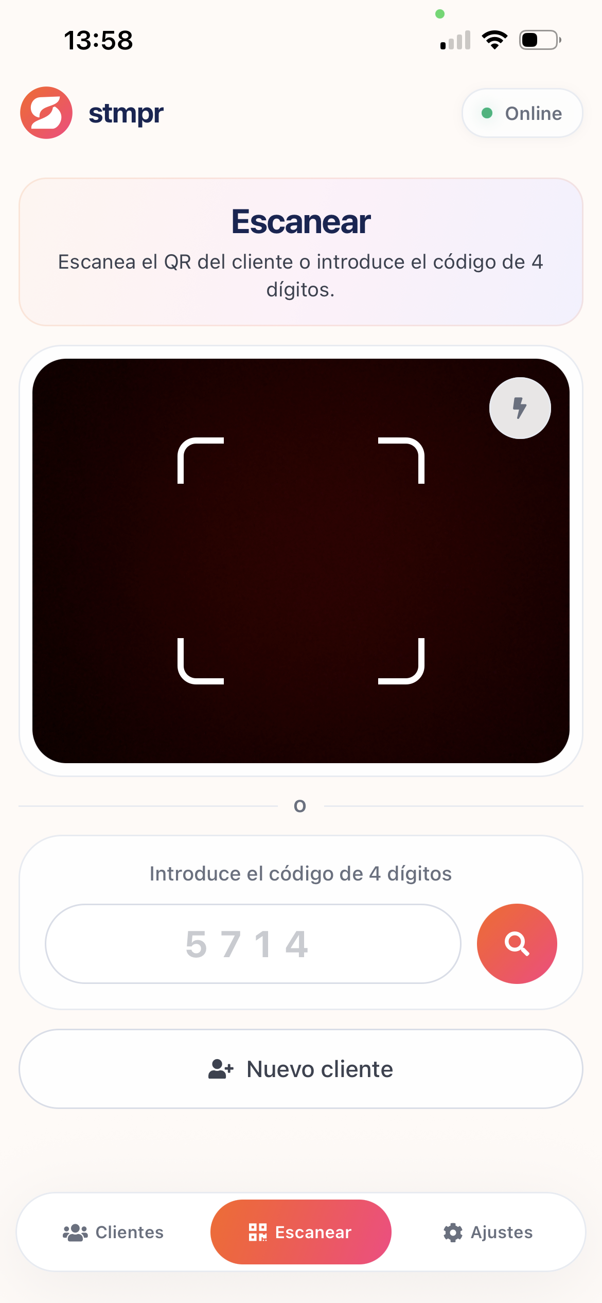 Dos móviles sobre un mostrador: uno muestra un código QR y el otro lo escanea