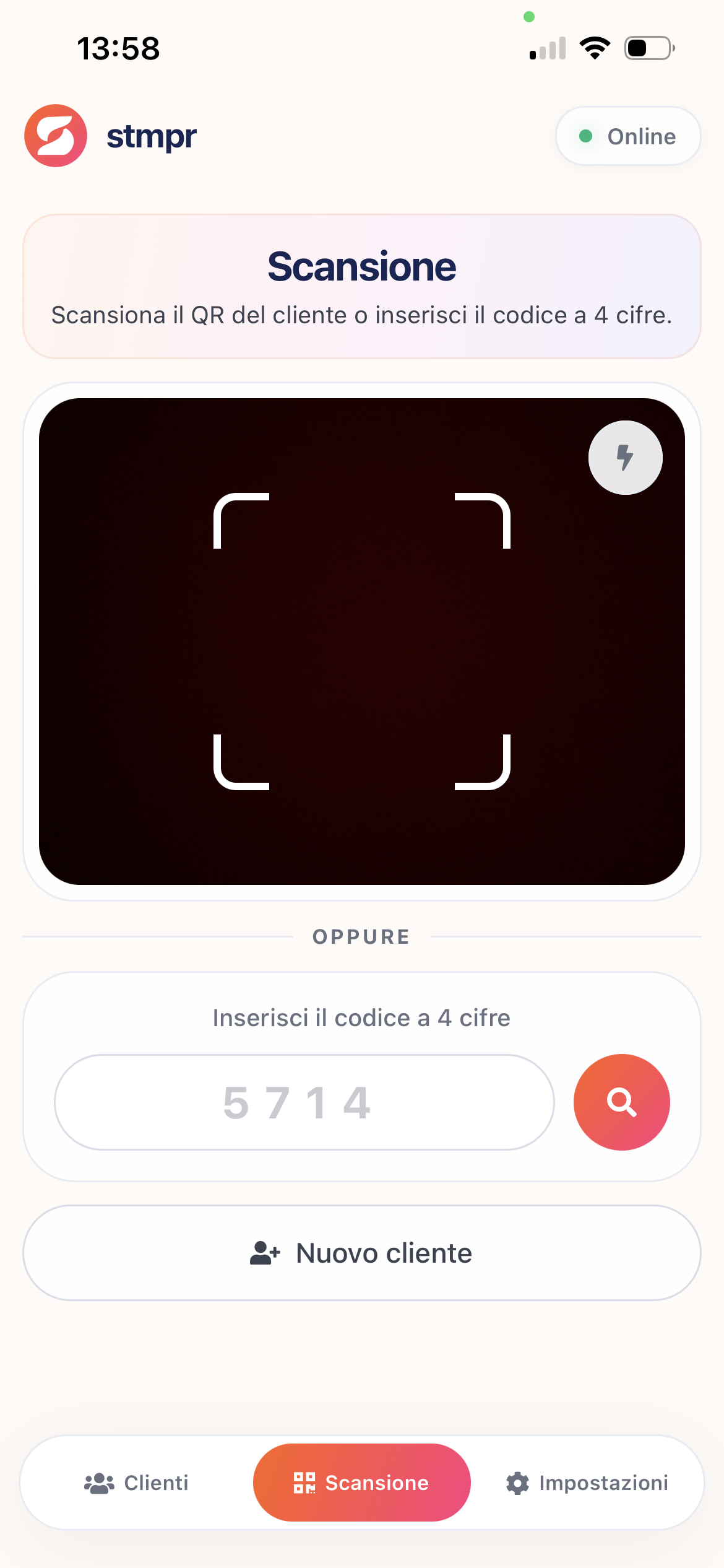 Due telefoni sopra un bancone, uno mostra un codice QR e l’altro lo scansiona